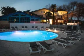 piscine-ambiance-nocturne-whakalodge