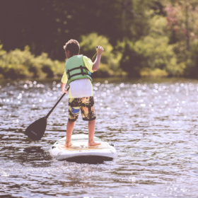 Camping Gers, Whakalodge, enfant paddle sur le lac