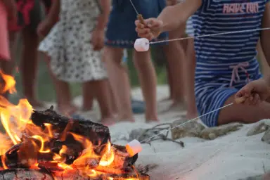 guimauve-feu-plage-bord-de-lac