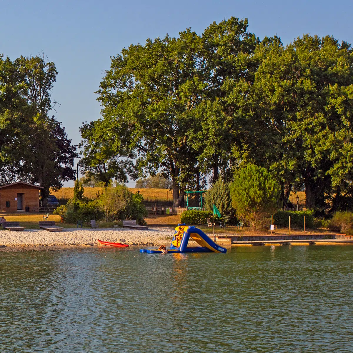 Camping Gers, Whakalodge, baignades, structure gonflable, jeux