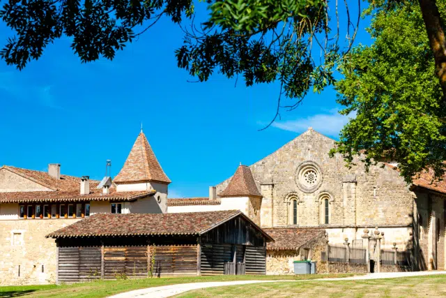 Camping Gers, Whakalodge, Abbaye de Flaran © Shutterstock