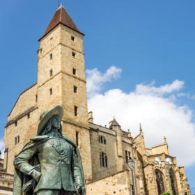 Camping Gers, Whakalodge, Auch, Statue de D\'Artagnan © Shutterstock