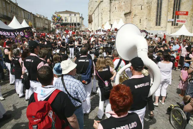 Gers campsite, Whakalodge, 36th Festival Bandas y Penãs festival in Condom: La Band\'a Leo classical band  © Collection Tourisme Gers/CDT32/Barthe Pierre