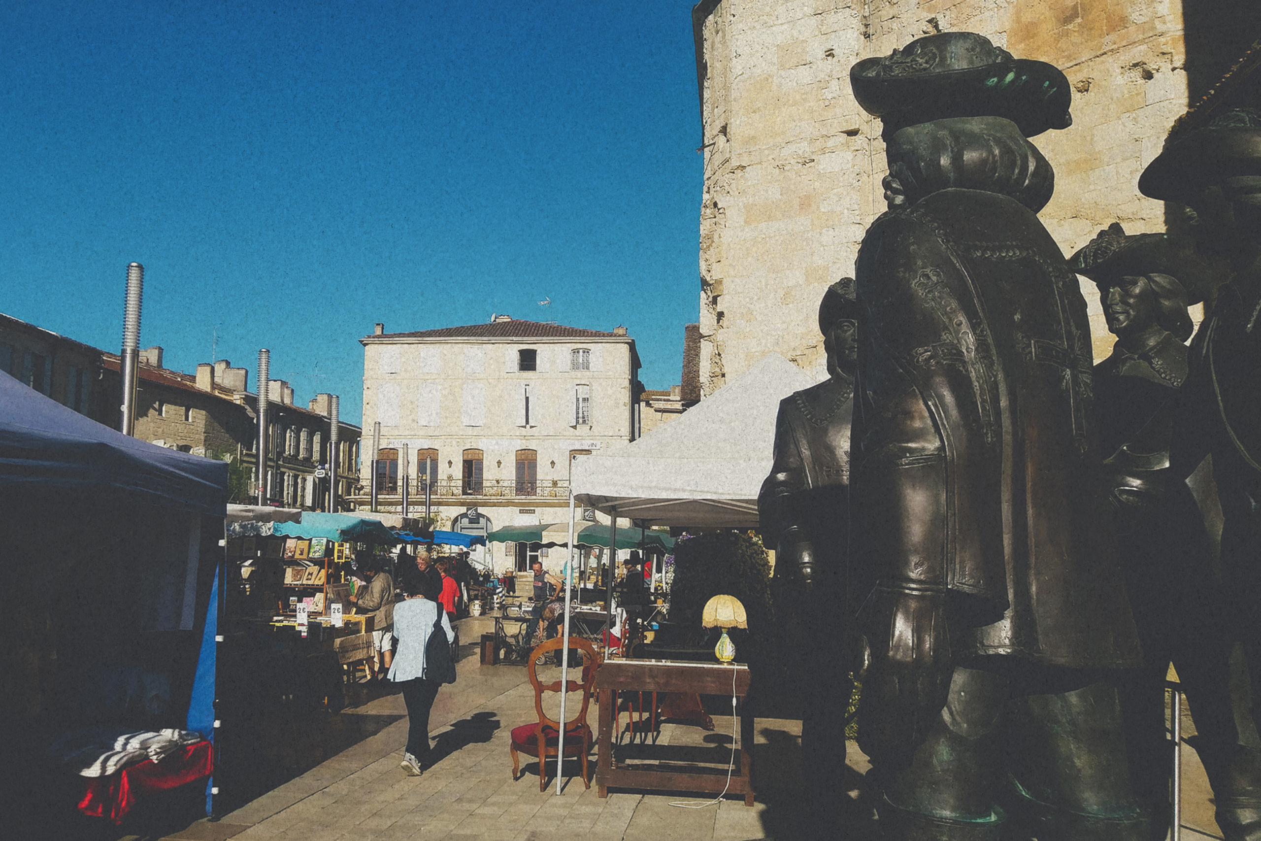 Camping Gers, Whakalodge, Condom, Marché devant la Cathédrale, statue de d\'Artagnan © Shutterstock