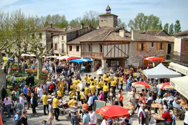 Gers campsite, Whakalodge, Flower Market in Fourcès © Collection Tourisme Gers/Association Arrebiscoula/G. Rédolfi de Zan Mayor