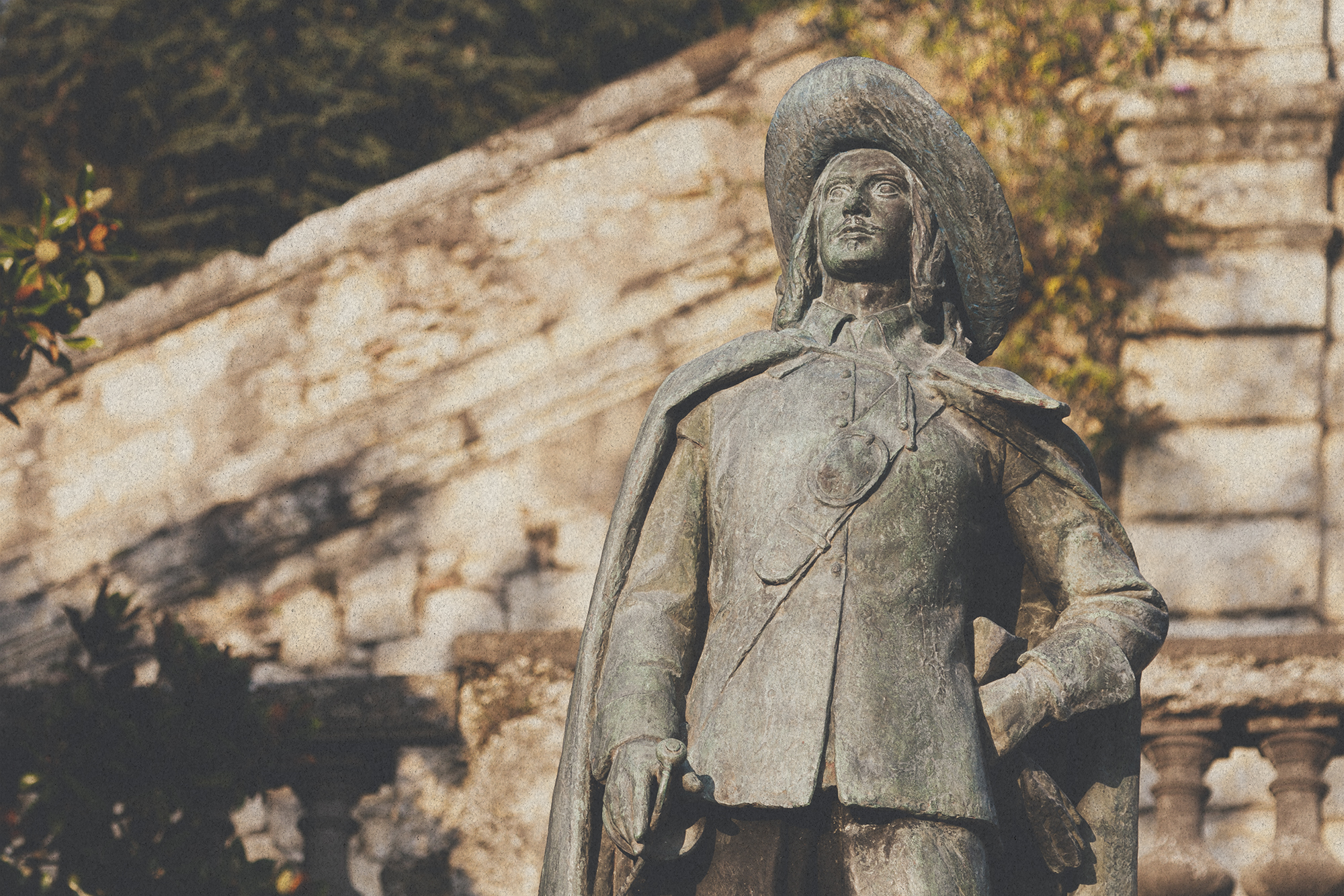 Camping Gers, Whakalodge, Auch, Statue de D\'Artagnan © Alain Lauga, Shutterstock