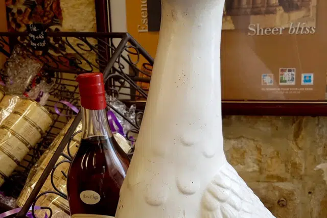 Camping Gers, Whakalodge, Oie en céramique et bouteille d\'armagnce © Collection Tourisme Gers/CDT32/S. Daudirac