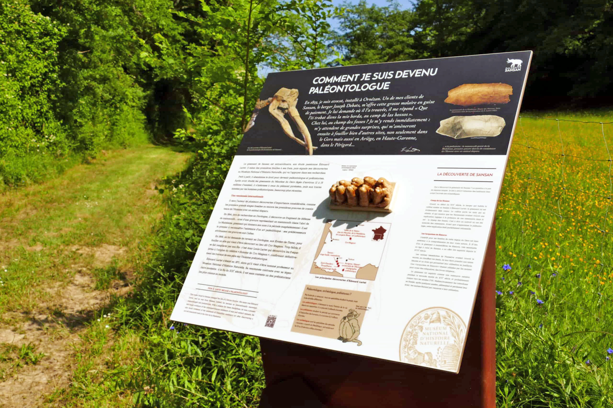 Camping Gers, Whakalodge, Sansan, bord met paleontologische informatie © Alain Fremion