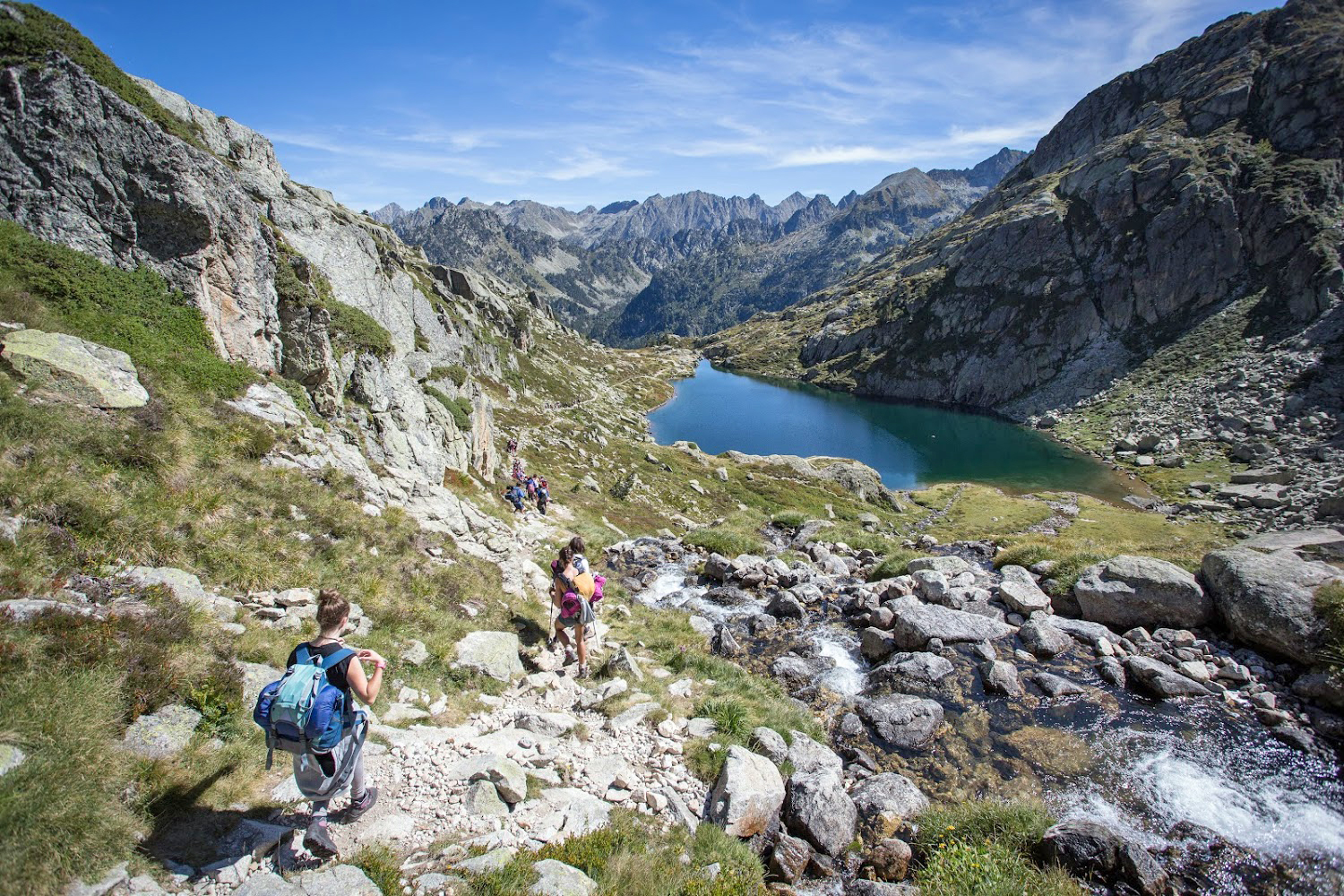 Camping Gers, Whakalodge, Le pic du Midi, randonneurs © ATVG