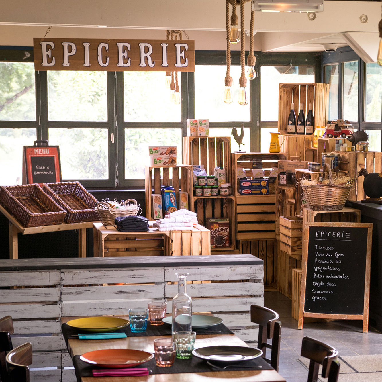 Camping Gers, Whakalodge, épicerie, vins, terrines, souvenirs, produits bio