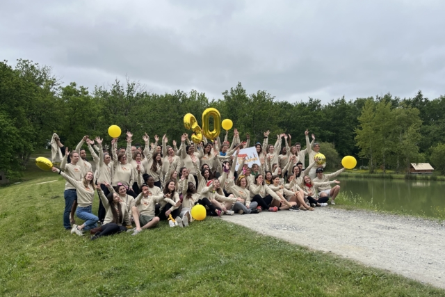 photo de groupe à la fin d\'un séminaire de cohésion