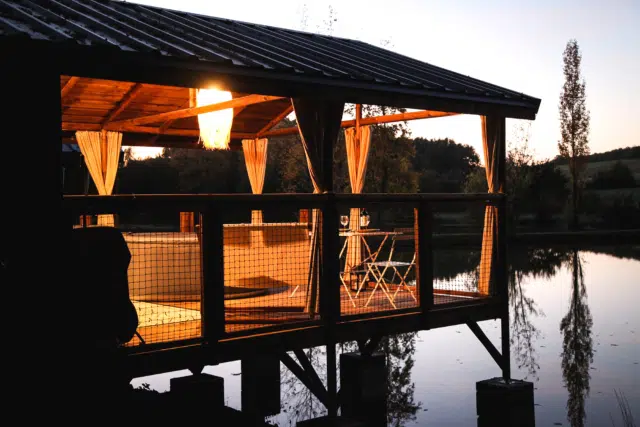 Camping Gers, Whakalodge, cabanes sur pilotis avec jacuzzi privatif