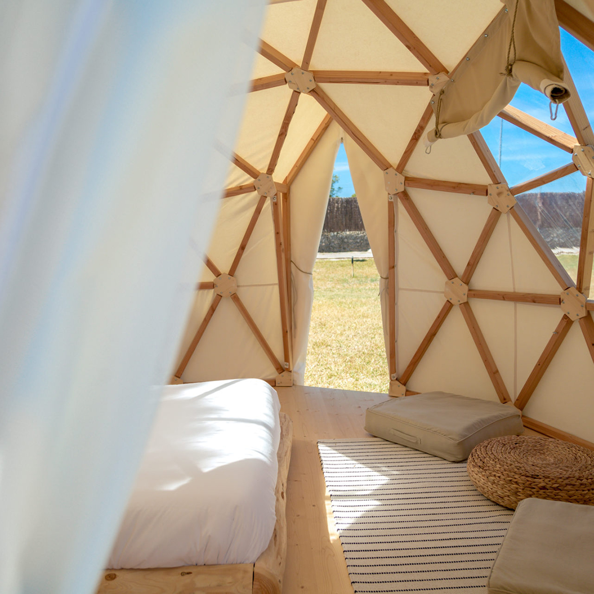 Camping Gers, Whakalodge, locatif insolite, Bulle d\'amour, intérieur