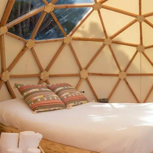 Camping Gers, Whakalodge, locatif insolite, Bulle d\'amour, intérieur