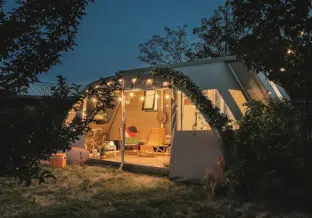Camping Gers, Whakalodge, eenvoudige accommodatie, Coco Boheme, sfeer ‘s nachts
