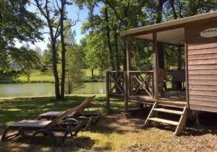 Camping Gers, Whakalodge, cottage aan het meer, comfort plus, terras, uitzicht op het meer