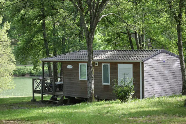 Camping Gers, Whakalodge, cottage du lac, confort plus, vue sur lac