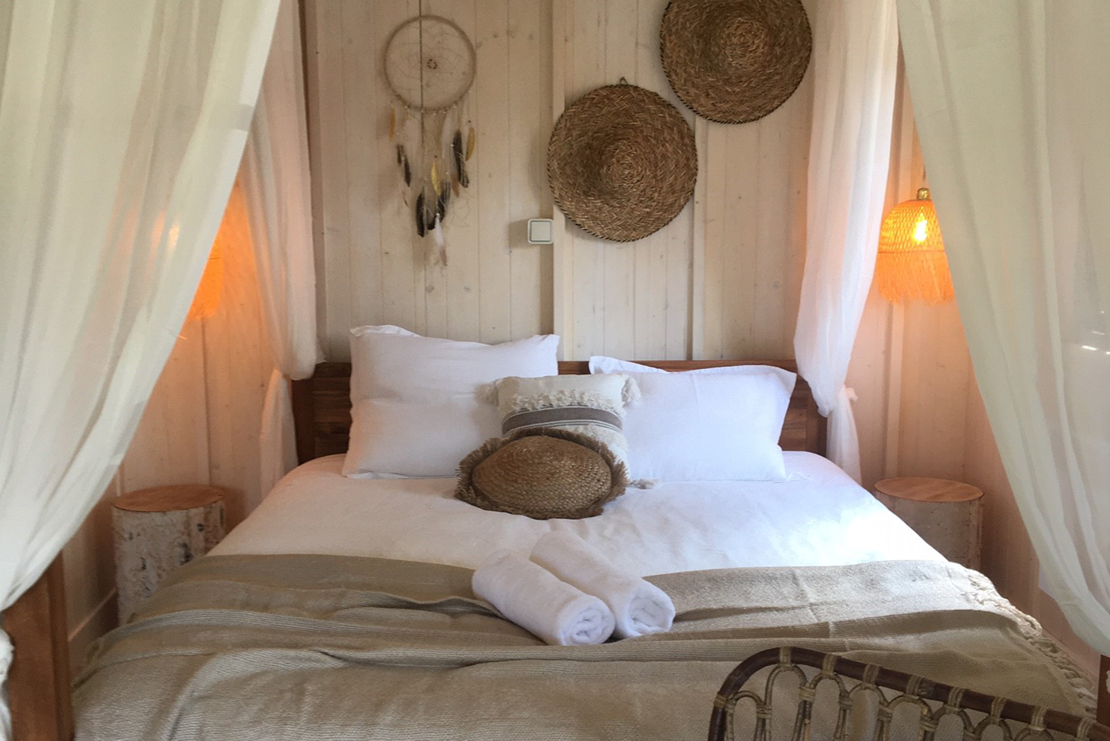 Camping Gers, Whakalodge, locatif insolite, Cyclades, cabane lacustre, chambre parentale