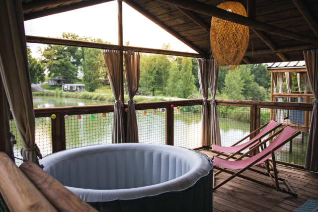 Camping Gers, Whakalodge, locatif insolite, Galapagos, cabane lacustre, terrasse couverte, jacuzzi privatif