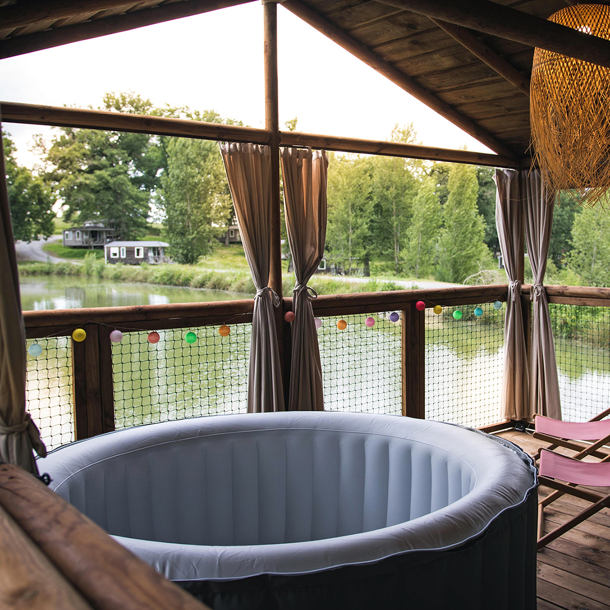 Camping Gers, Whakalodge, locatif insolite, Galapagos, cabane lacustre, terrasse couverte, jacuzzi privatif