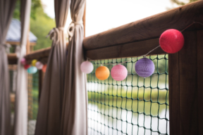 Camping Gers, Whakalodge, locatif insolite, Galapagos, cabane lacustre, terrasse, guirlande lumineuse