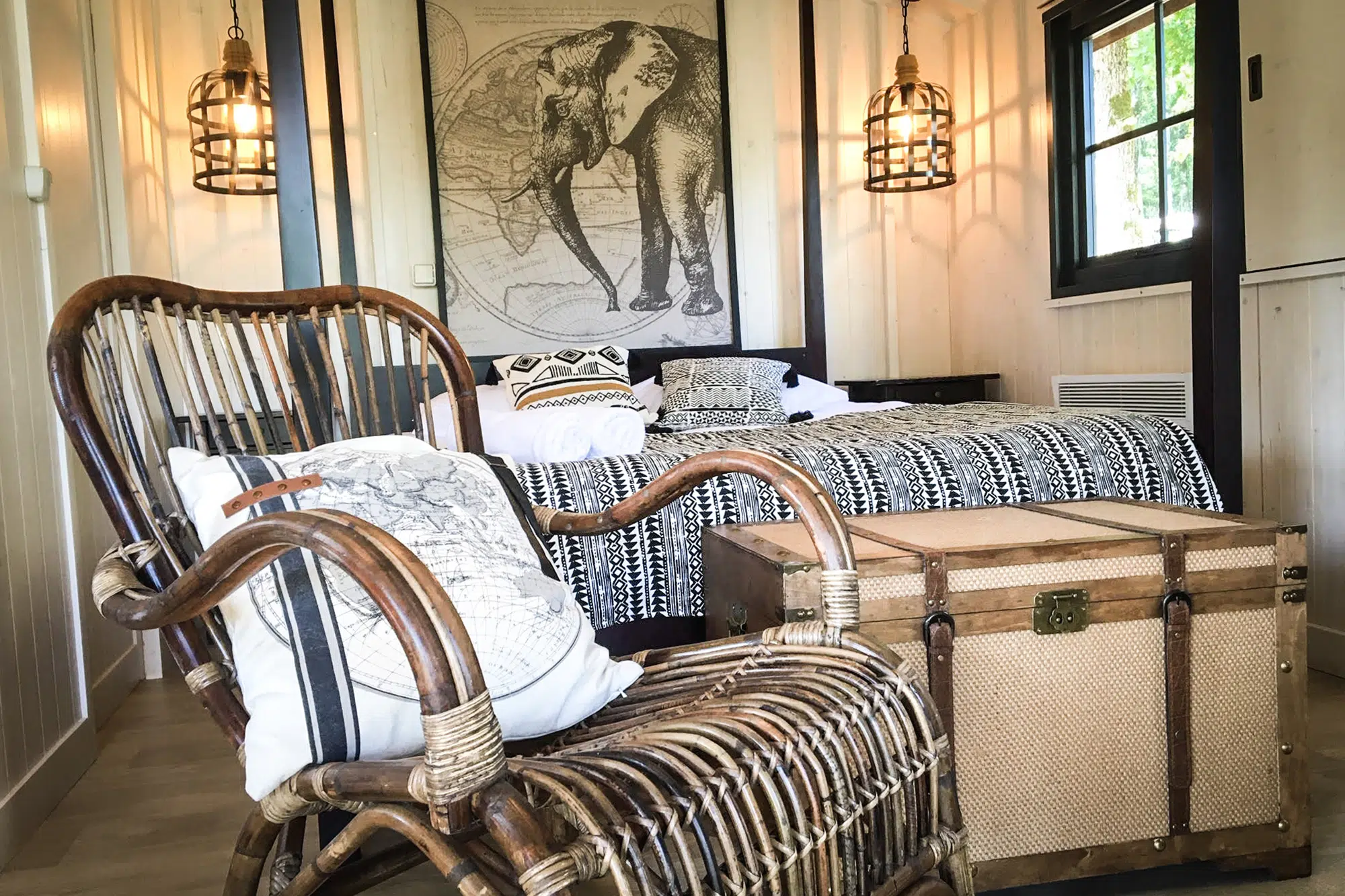 Camping Gers, Whakalodge, locatif insolite, Zanzibar, cabane lacustre, chambre, malle