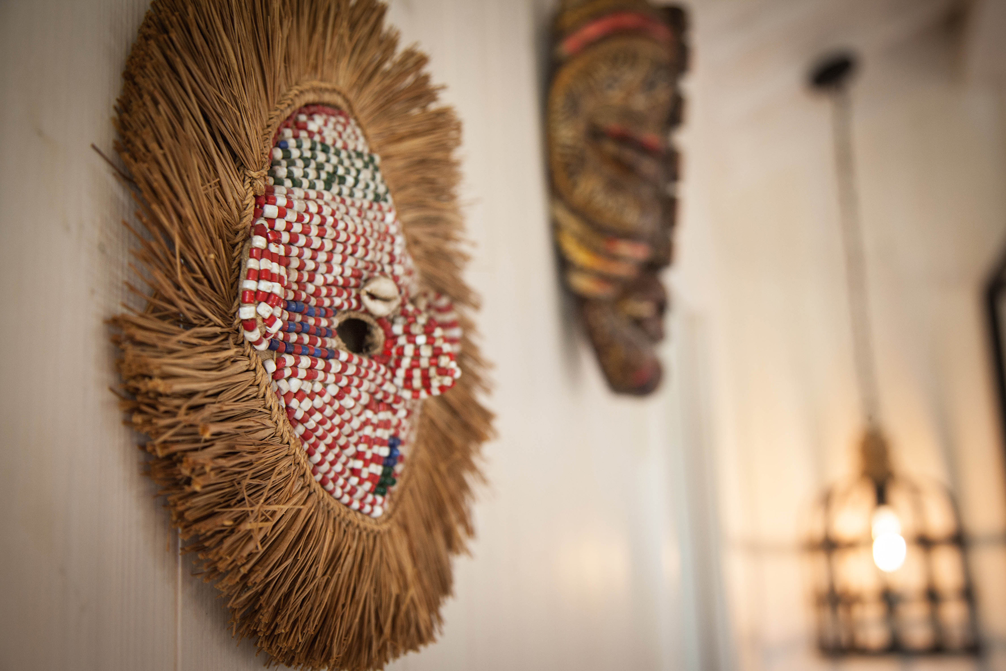 Camping Gers, Whakalodge, locatif insolite, Zanzibar, cabane lacustre, chambre, decoration, masque africain