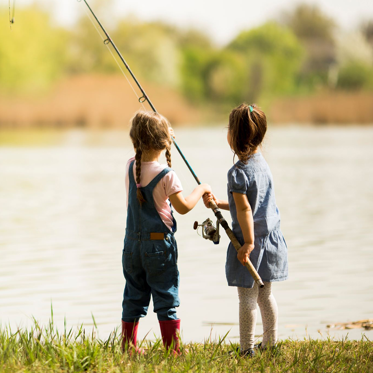 Gers campsite, Whakalodge, children fishing © Adobe Stock