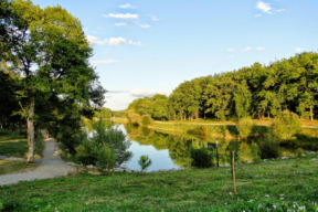 Camping Gers, Whakalodge, emplacement en bord de lac