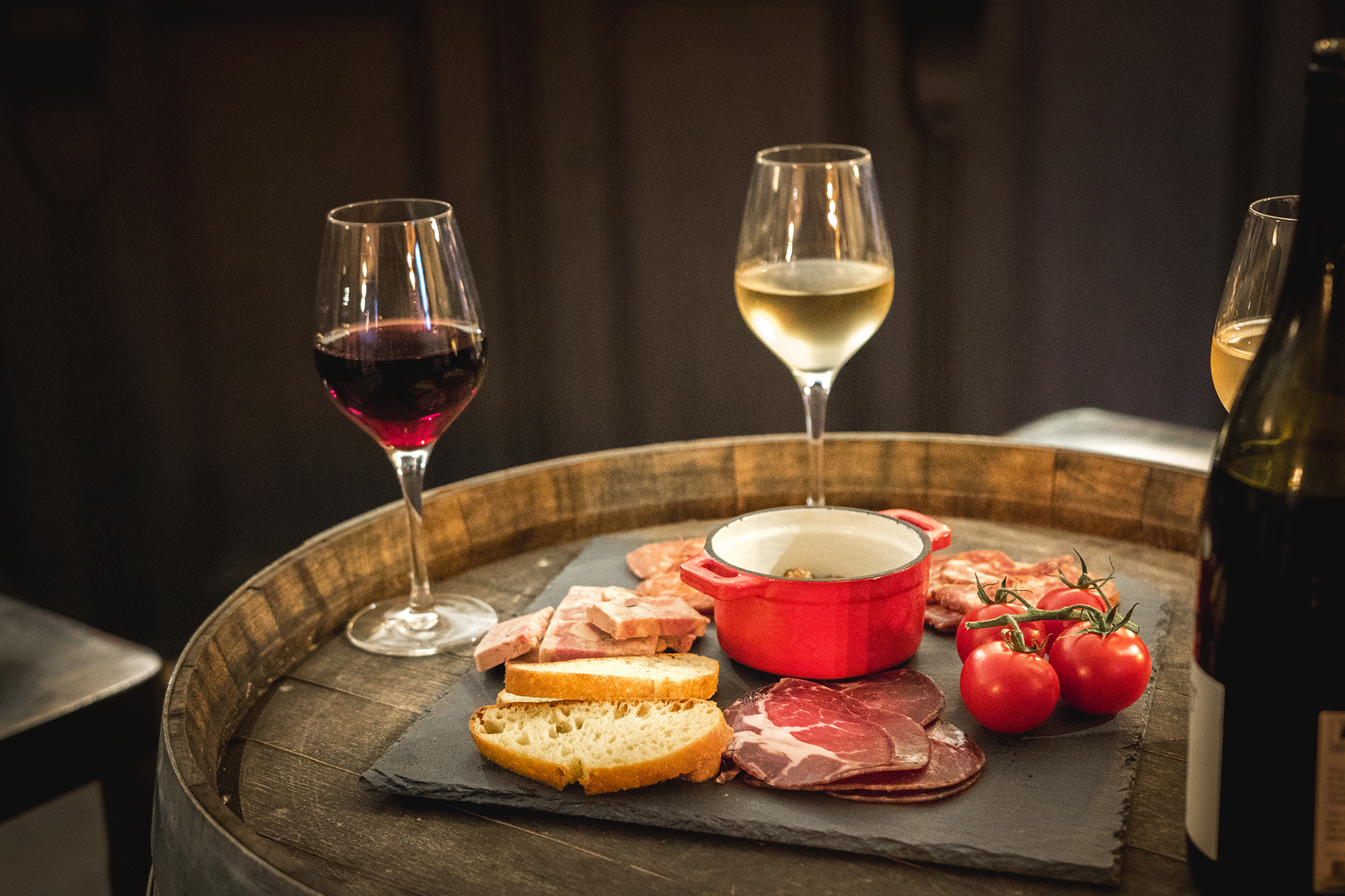 Camping Gers, Whakalodge, Wine Bar, planche de charcuterie du Gers