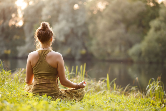 Camping Gers, Whakalodge, femme se relaxant au bord du lac © AdobeStock