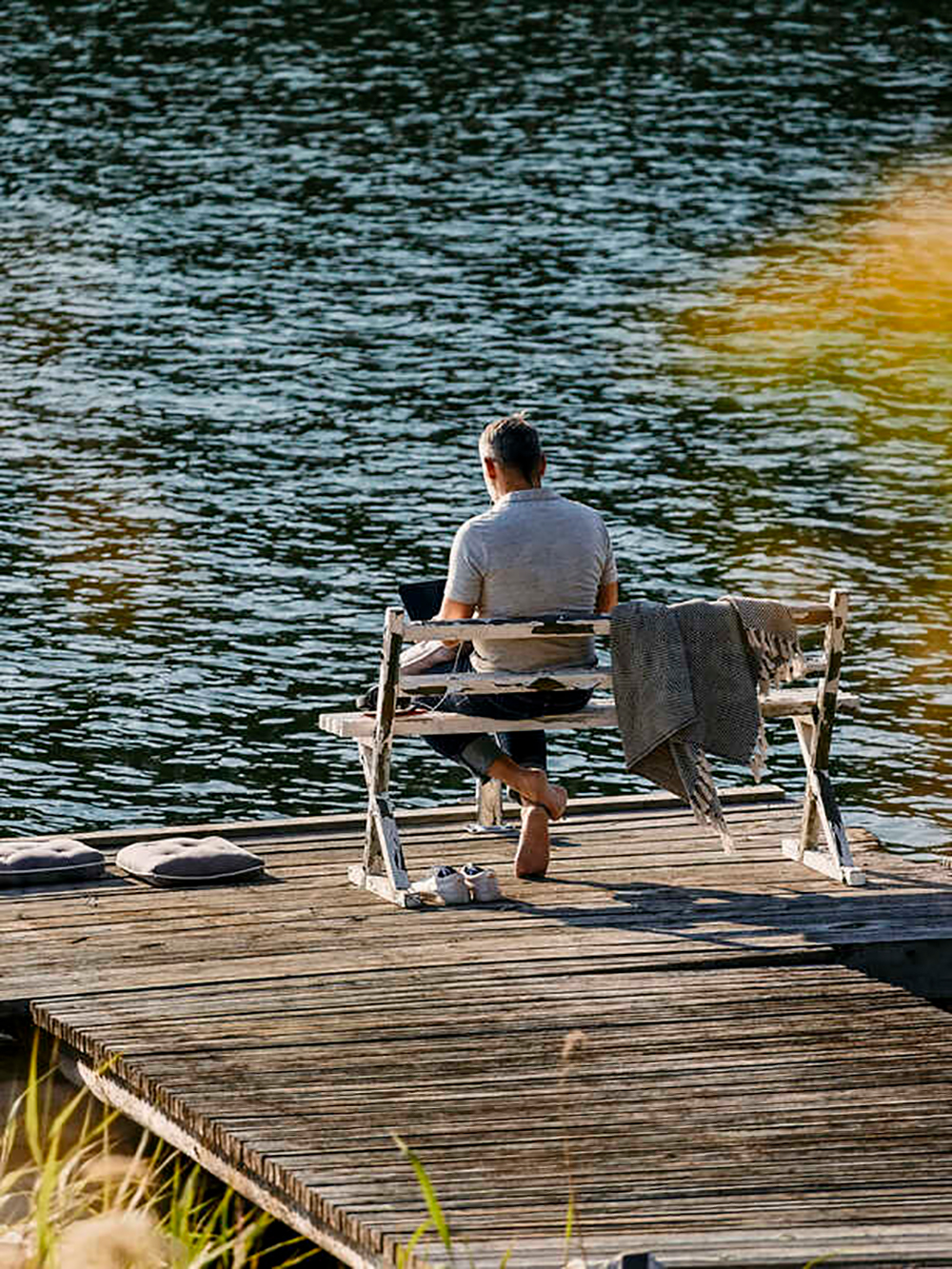 Camping Gers, Whakalodge, homme travaillant au bord du lac
