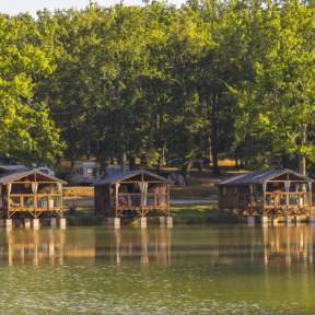 Camping Gers, Whakalodge, cabanes lacustres, vue sur le lac
