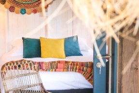 Camping Gers, Whakalodge, cabanes lacustres, Galapagos, chambre parentale, lit