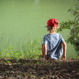 Camping Gers, Whakalodge, enfant au bord du lac © TBD