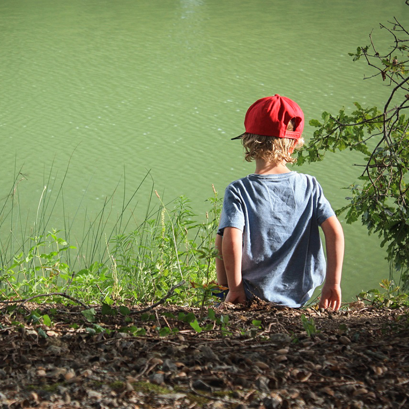 Camping Gers, Whakalodge, enfant au bord du lac © TBD