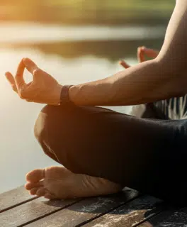 Camping Gers, Whakalodge, man ontspant aan het meer © Shutterstock