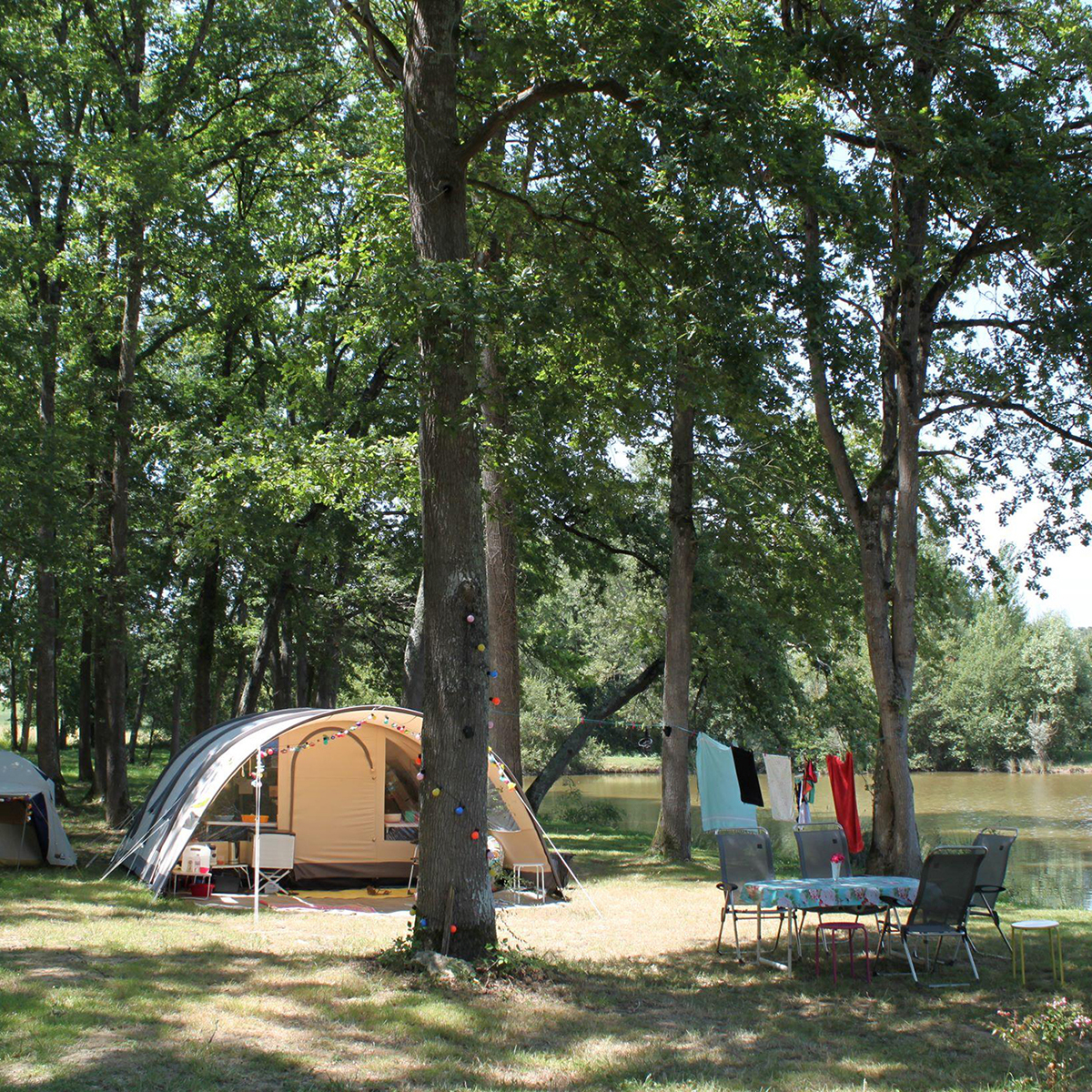 Camping Gers, Whakalodge, emplacement en bord de lac