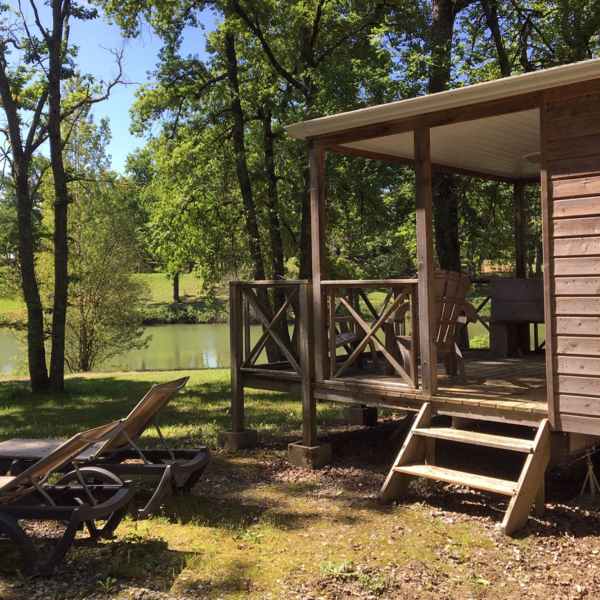 Camping Gers, Whakalodge, cottage du lac, confort plus, terrasse, vue sur lac