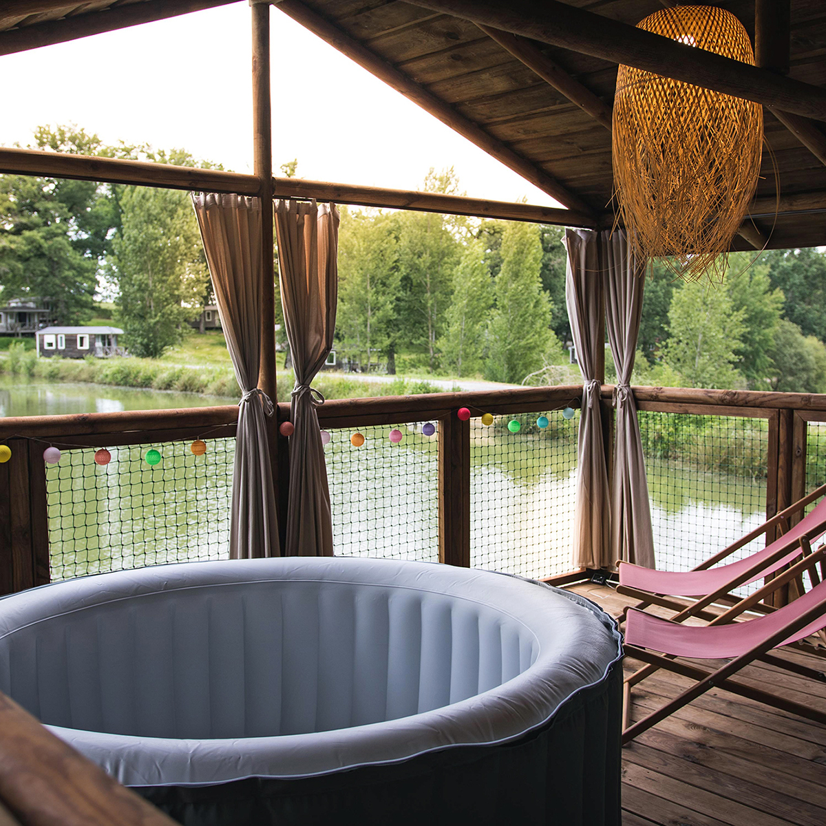 Camping Gers, Whakalodge, locatif insolite, Galapagos, cabane lacustre, terrasse couverte, jacuzzi privatif