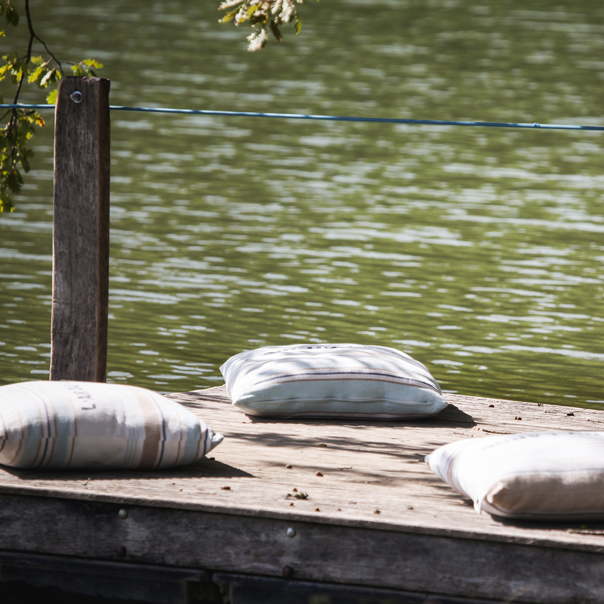 Camping Gers, Whakalodge, passerelle du lac