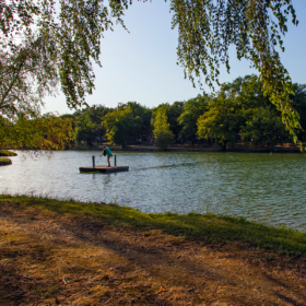 Camping Gers, Whakalodge, passerelle lac