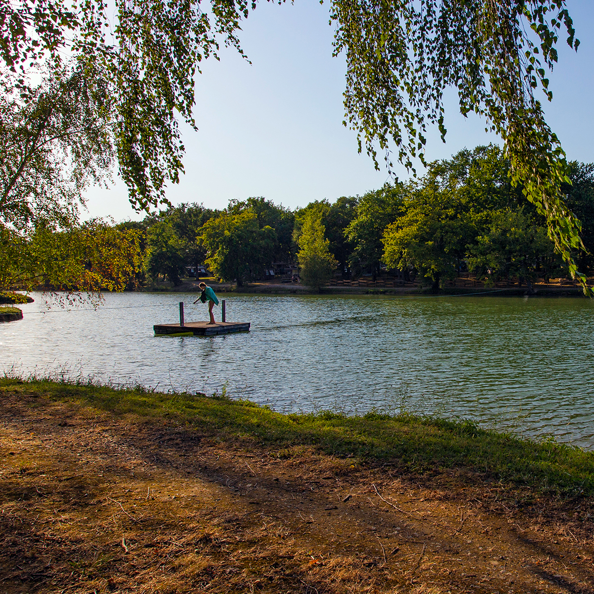 Camping Gers, Whakalodge, passerelle lac