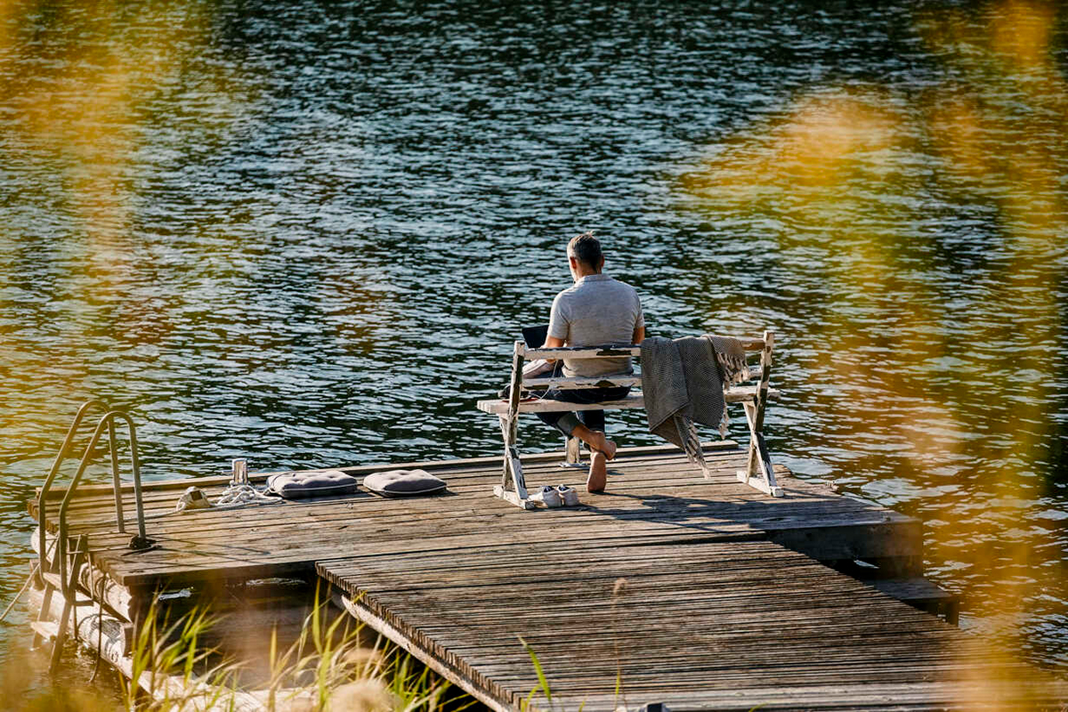 Camping Gers, Whakalodge, man werkt bij het meer