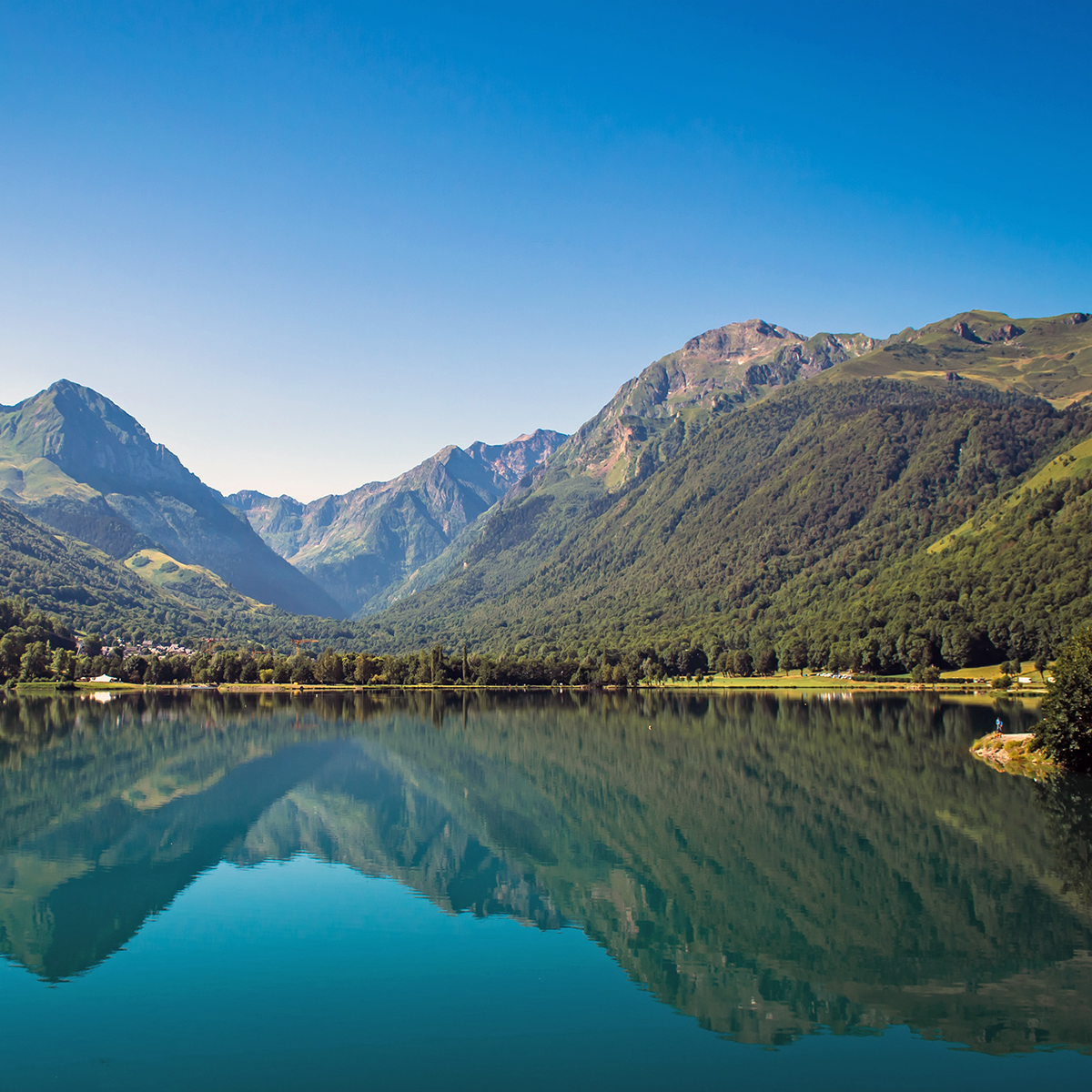 Camping Gers, Whakalodge, Lac de Loudenvielle © Unsplash