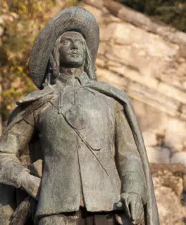 Camping Gers, Whakalodge, Auch, Statue de D\'Artagnan © Alain Lauga, Shutterstock