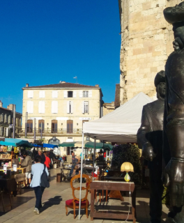 Camping Gers, Whakalodge, Condom, March&eacute; devant la Cath&eacute;drale, statue de d\'Artagnan &copy; Shutterstock