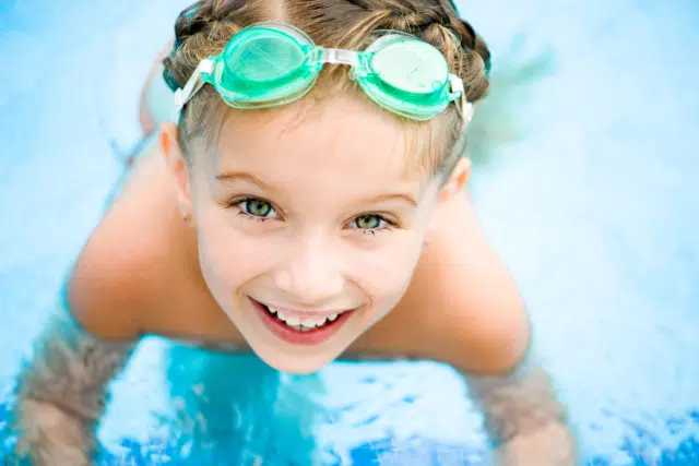 piscine-enfant-lunettes-nage