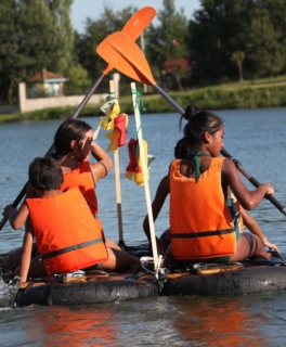 radeau-pirates-lac-whakalodge