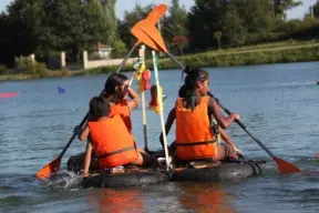 radeau-pirates-lac-whakalodge